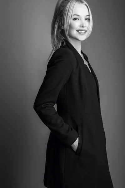 Jeune femme modèle sensuelle pose en studio. Photo noir-blanc . — Photo