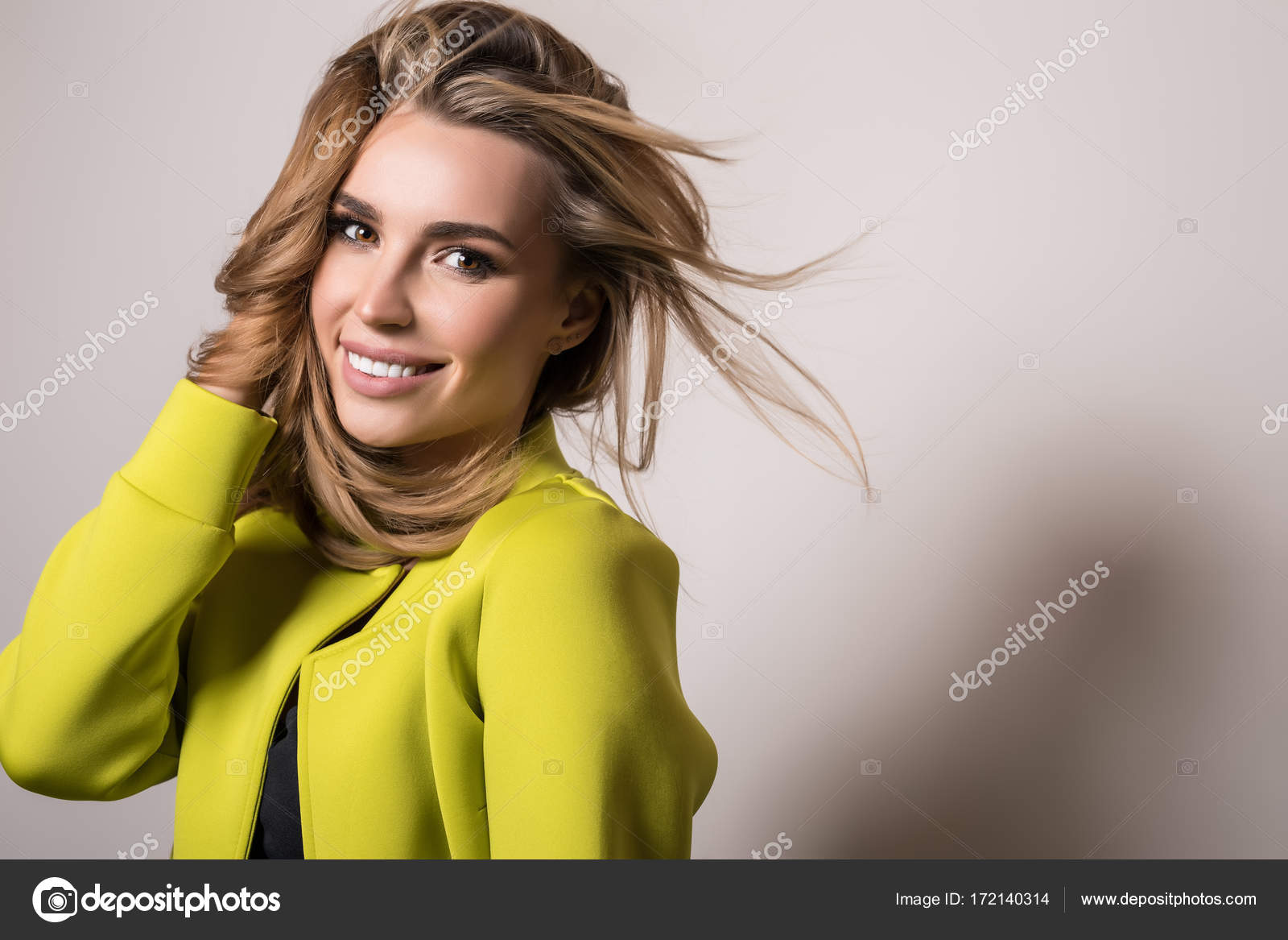 若い官能的な女性モデルポーズ スタジオで ストック写真 C Innervision
