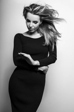 Şehvetli genç kadın poz Studio modeli. Siyah-beyaz fotoğraf.