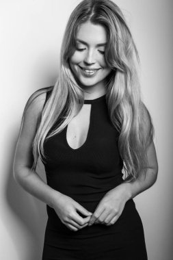 Şehvetli genç kadın poz Studio modeli. Siyah-beyaz fotoğraf.