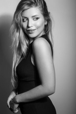 Şehvetli genç kadın poz Studio modeli. Siyah-beyaz fotoğraf.