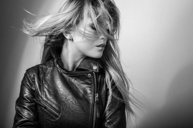 Şehvetli genç kadın poz Studio modeli. Siyah-beyaz fotoğraf.