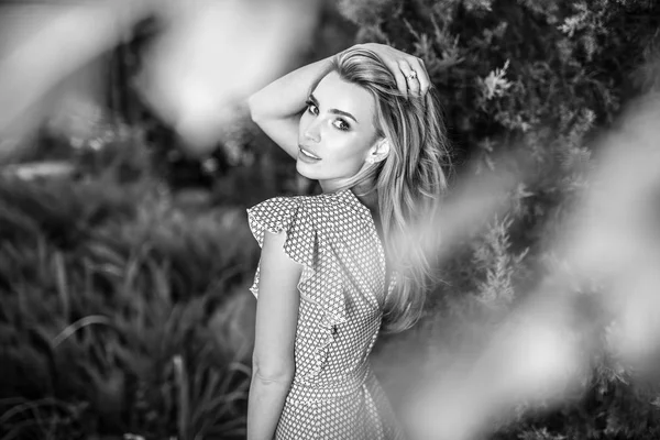Portrait en plein air de belle jeune femme posant dans le jardin d'automne. Photo noir-blanc . — Photo
