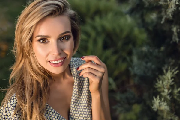 Retrato al aire libre de una hermosa mujer joven con ropa casual posando en el jardín de otoño . — Foto de Stock