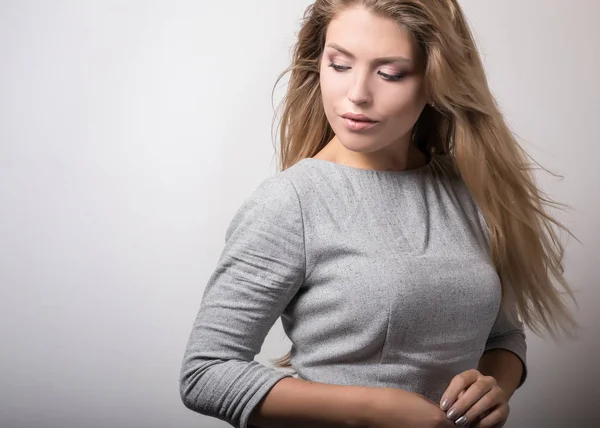 Junge sinnliche Modell Frau posieren im Studio. — Stockfoto