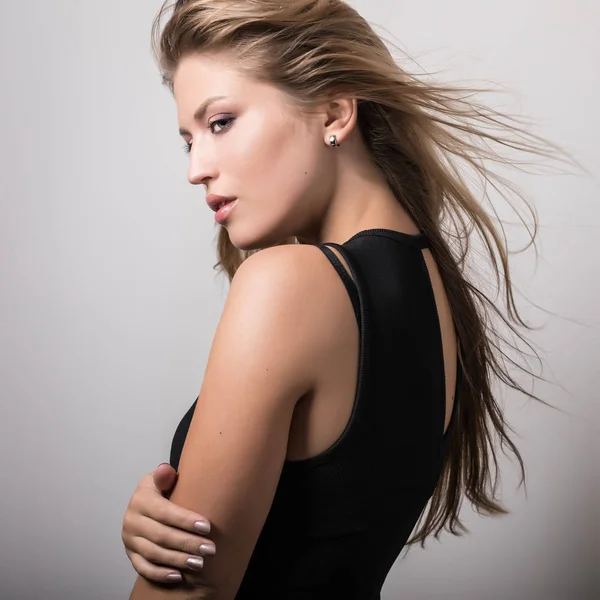 Jovem sensual modelo mulher pose no estúdio . — Fotografia de Stock
