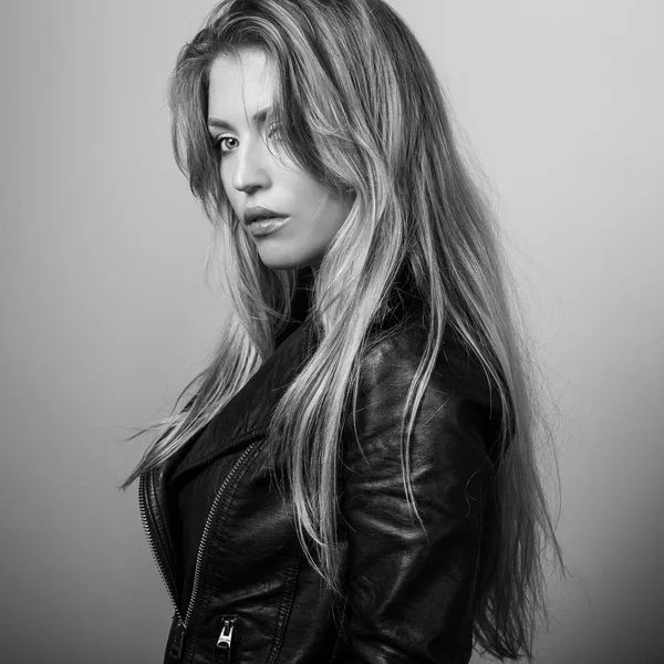 Junge sinnliche Model-Frau posiert im Studio. Schwarz-Weiß-Foto. — Stockfoto