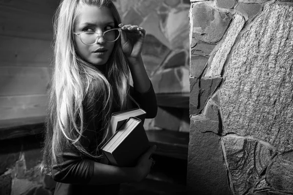 Mujer joven belleza con libros contra el interior de la casa . —  Fotos de Stock