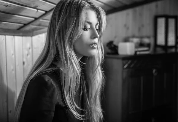 우아한 젊은 아름다움 여자 인테리어 흑백 초상화. — 스톡 사진