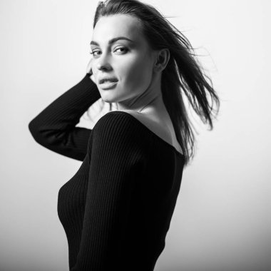 Şehvetli genç kadın poz Studio modeli. Siyah-beyaz fotoğraf.