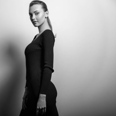 Şehvetli genç kadın poz Studio modeli. Siyah-beyaz fotoğraf.