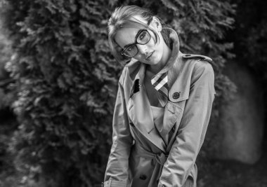 Sonbahar Bahçe karşı gözlük güzel genç kadın portresi açık havada siyah-beyaz. 