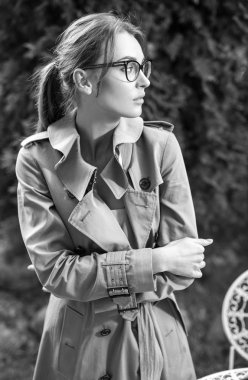 Sonbahar Bahçe karşı gözlük güzel genç kadın portresi açık havada siyah-beyaz. 