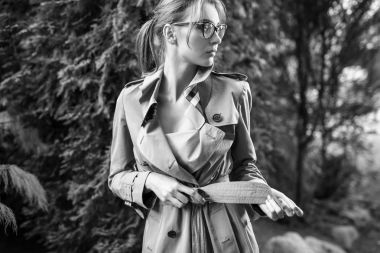 Sonbahar Bahçe karşı gözlük güzel genç kadın portresi açık havada siyah-beyaz. 