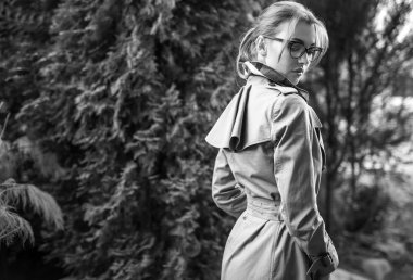 Sonbahar Bahçe karşı gözlük güzel genç kadın portresi açık havada siyah-beyaz. 