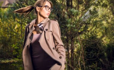 Açık havada rahat kıyafetler sonbahar bahçede poz güzel genç kadın portresi.