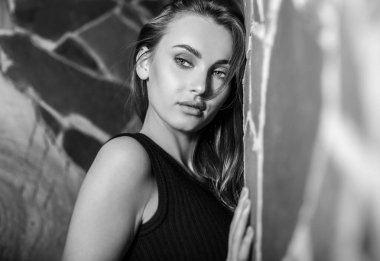 Zarif genç güzellik kadın iç siyah-beyaz portre.