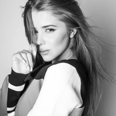 Şehvetli genç kadın poz Studio modeli. Siyah-beyaz fotoğraf.