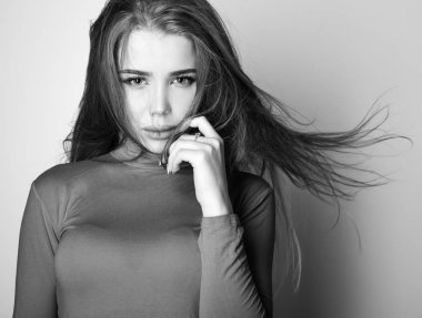 Şehvetli genç kadın poz Studio modeli. Siyah-beyaz fotoğraf.