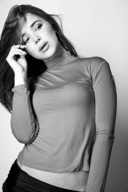 Şehvetli genç kadın poz Studio modeli. Siyah-beyaz fotoğraf.