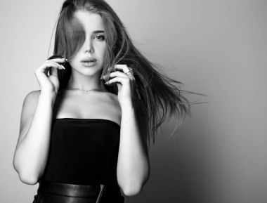 Şehvetli genç kadın poz Studio modeli. Siyah-beyaz fotoğraf.