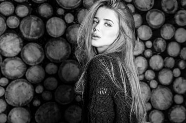 Çekici bir kadın portre ahşap arka plan karşı. Siyah-beyaz fotoğraf.