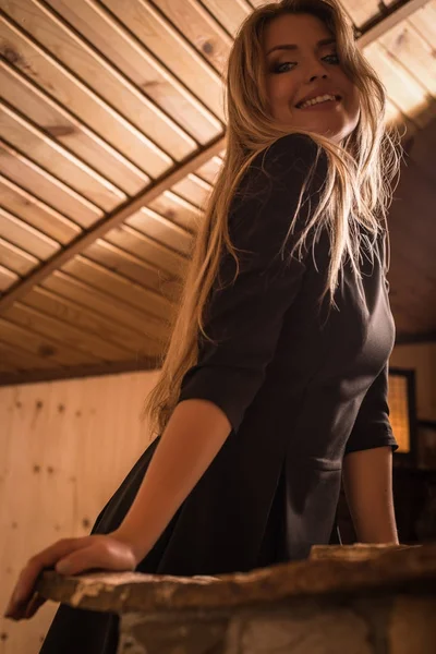 Mujer belleza joven contra el interior de la casa . —  Fotos de Stock