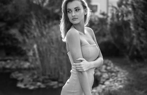 Retrato al aire libre de una hermosa joven posando en el jardín de otoño. Foto en blanco y negro . —  Fotos de Stock