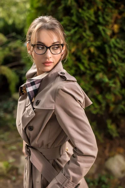 Portrait en plein air de belle jeune femme en vêtements décontractés posant dans le jardin d'automne . — Photo