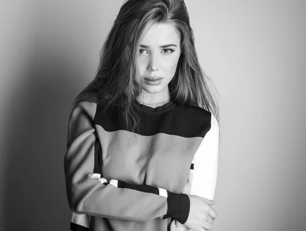 Fiatal, érzéki modell stúdió nő pózol. Fekete-fehér fénykép. — Stock Fotó