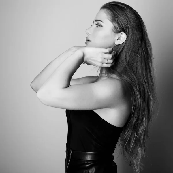 官能的な若い女性のスタジオでポーズをモデル化します。白黒写真. — ストック写真