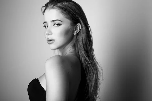 Jonge sensuele model pose van de vrouw in de studio. Zwart-wit foto. — Stockfoto