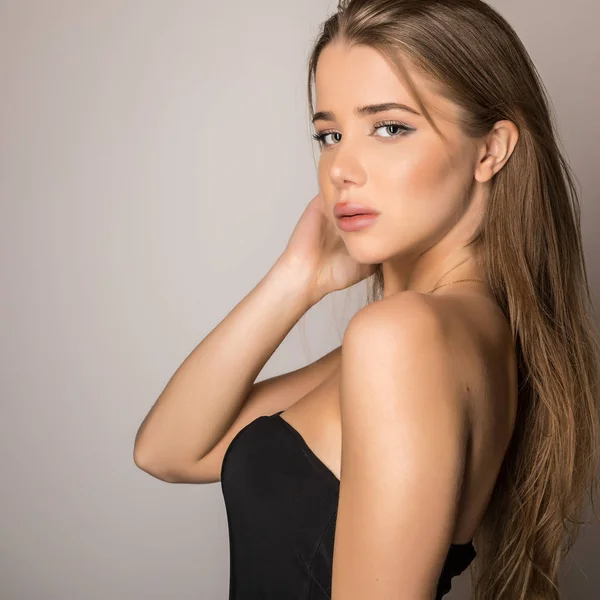 Young sensual model woman pose in studio. — Stock Photo, Image