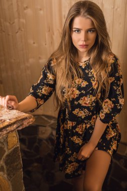 Genç güzellik kadın ev iç karşı.