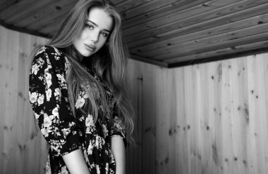 Zarif genç güzellik kadın yakın çekim siyah-beyaz portre.