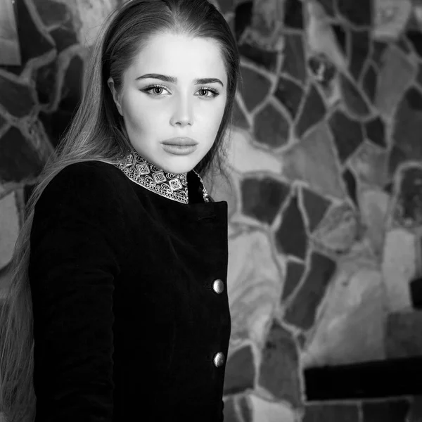 Elegante jonge schoonheid vrouw close-up zwart-wit portret. — Stockfoto