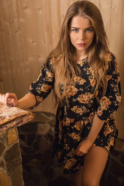 Mujer belleza joven contra el interior de la casa . — Foto de Stock