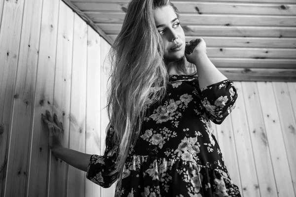 Zarif genç güzellik kadın yakın çekim siyah-beyaz portre.