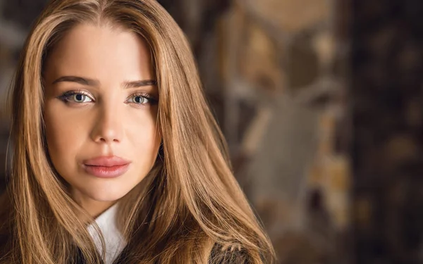 Young beauty woman against house interior. — Stock Photo, Image