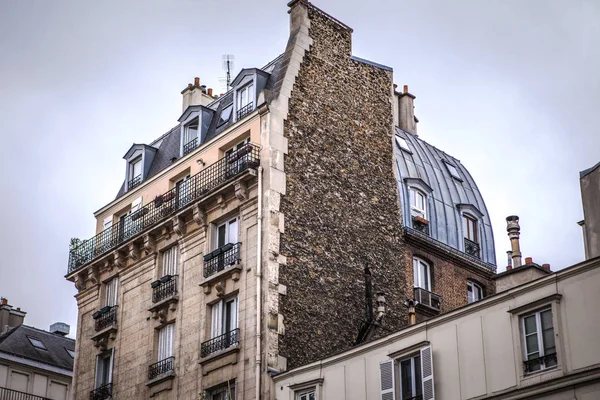 Traditional architecture of residential buildings. Paris - France. — Stock Photo, Image