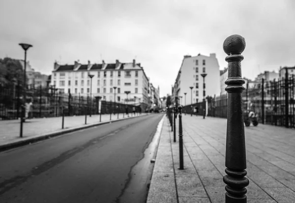 Arquitectura tradicional de edificios residenciales. Foto en blanco y negro. París - Francia . —  Fotos de Stock