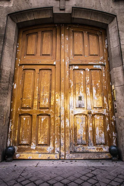 Старая деревянная дверь крупным планом . — стоковое фото