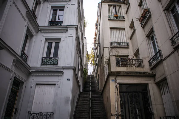 Arquitectura tradicional de edificios residenciales. París - Francia . —  Fotos de Stock