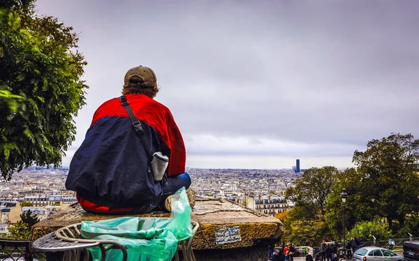 Туристична розміщення назад і дивлячись на Париж з точки зору Montmartr. — стокове фото