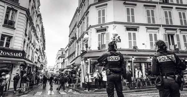 PARIS, FRANÇA - NOVEMBRO 11, 2017: Lugares famosos e edifícios de Paris na noite de outono chuvosa. Foto em preto-branco em Paris, França em 11 de novembro de 2017 — Fotografia de Stock