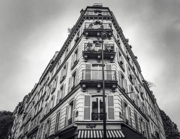 Konut geleneksel mimarisi. Siyah-beyaz fotoğraf. Paris - Fransa.