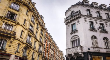 Paris, Fransa - 11 Kasım 2017: Ünlü yerler ve Paris, Fransa, yağmurlu sonbahar akşamı 11 Kasım 2017 yılında Paris binaları