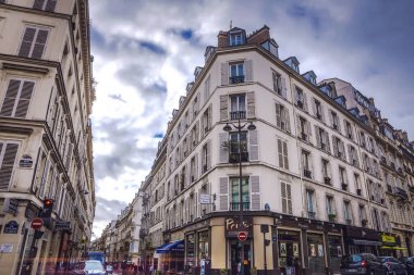 Paris, Fransa - 11 Kasım 2017: Ünlü yerler ve Paris, Fransa, yağmurlu sonbahar akşamı 11 Kasım 2017 yılında Paris binaları