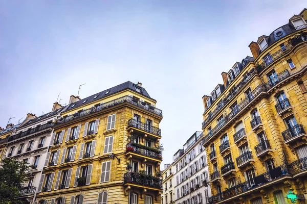 Arquitectura tradicional de edificios residenciales. París - Francia . — Foto de Stock