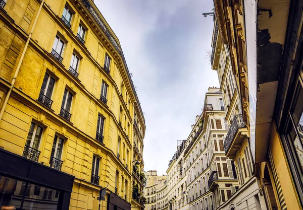 Arquitectura tradicional de edificios residenciales. París - Francia . —  Fotos de Stock